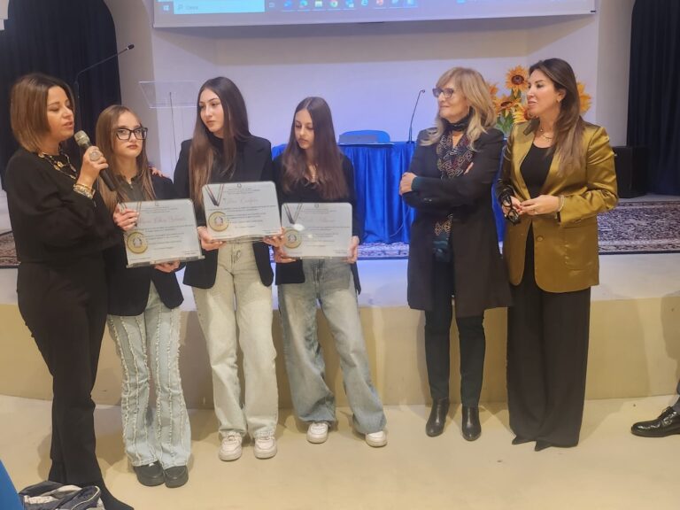 VIDEO/ La scuola irpina  premia le studentesse  di Ariano e incontra la dirigente “salva studenti”