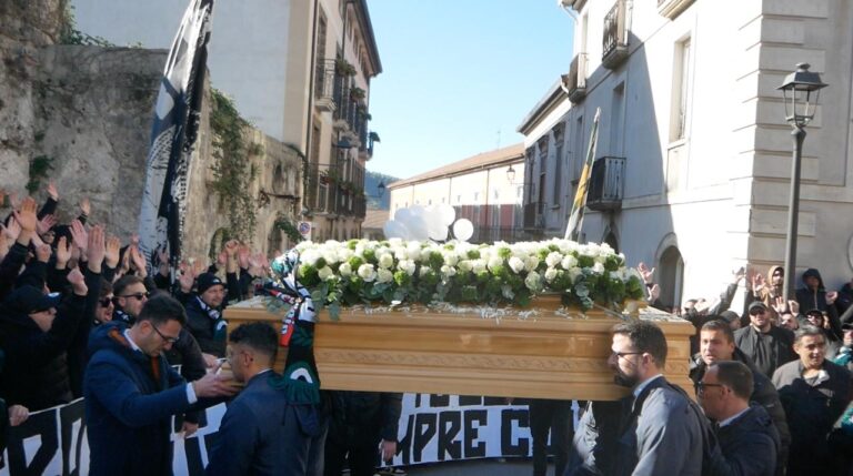 Angelo uno di noi, il coro dei tifosi per l’ultimo saluto al diciottenne di Montoro