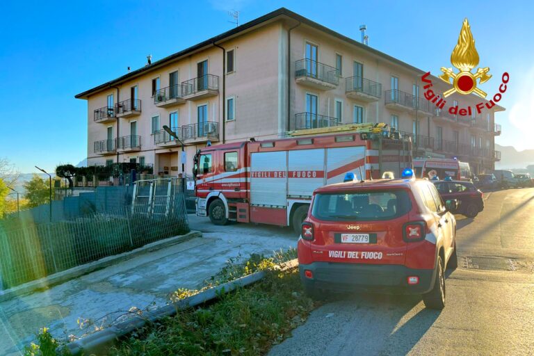 Scoppio in un’abitazione: anziana messa in salvo