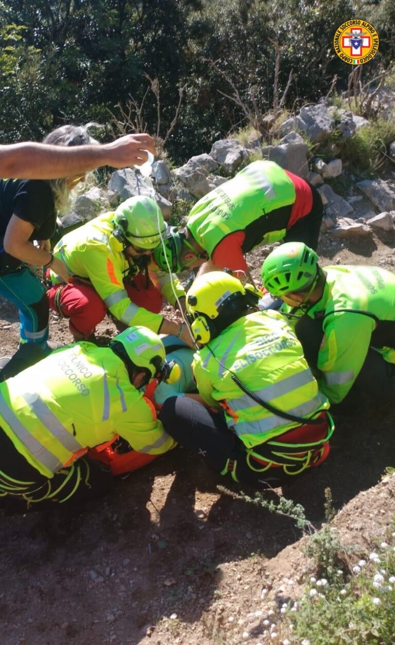 Un’escursionista scivola lungo il Sentiero degli Dei: l’intervento del Soccorso Alpino