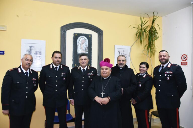 Monsignor Pasquale Cascio visita la stazione dei carabinieri di Frigento