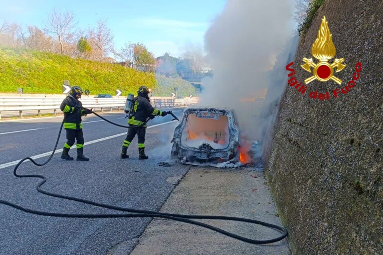 VIDEO e FOTO/ Incendio, lungo la A16 auto avvolta dalle fiamme mentre è in transito