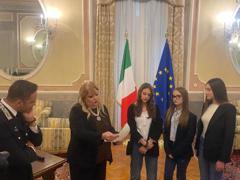VIDEO/ Premiato il “gesto normale” delle tre studentesse. Il Prefetto: “L’onestà paga”