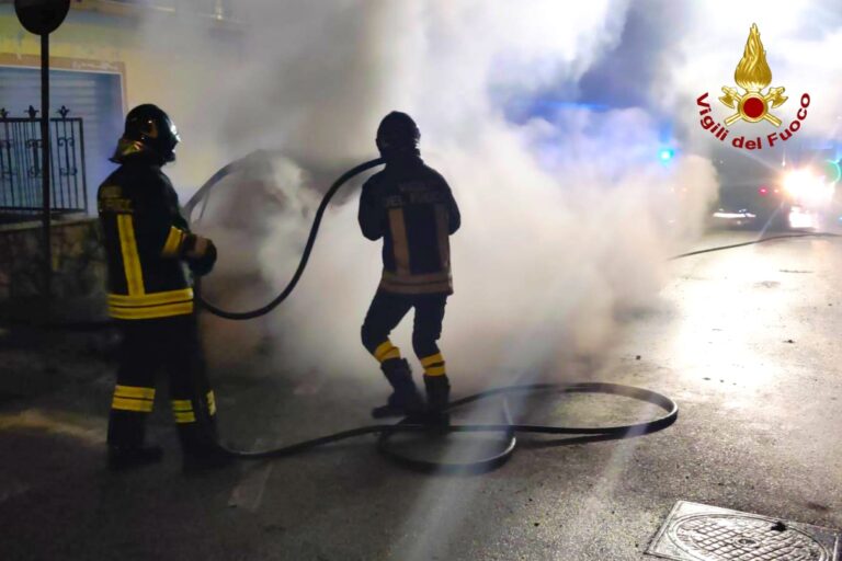 Incendio notturno a Solofra: auto in fiamme, intervengono i Vigili del Fuoco
