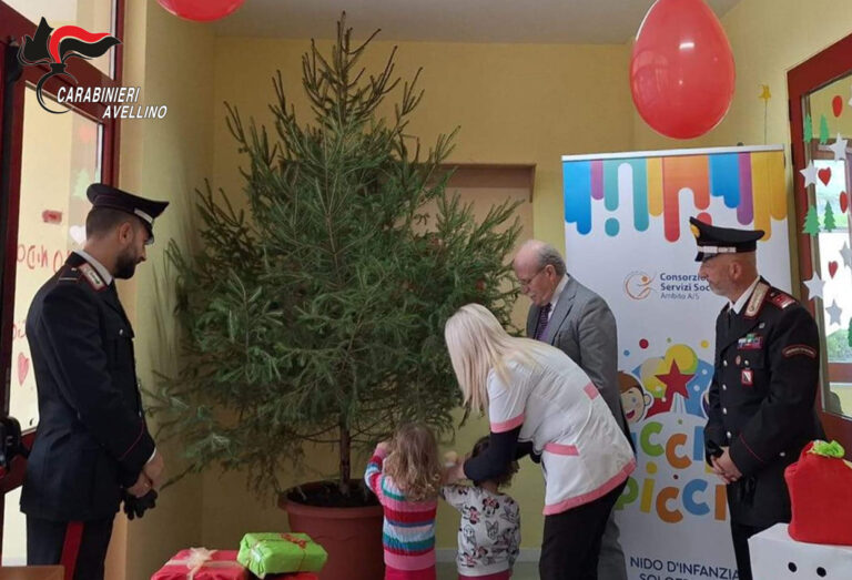 I Carabinieri addobbano l’albero di Natale insieme ai bambini dell’asilo nido