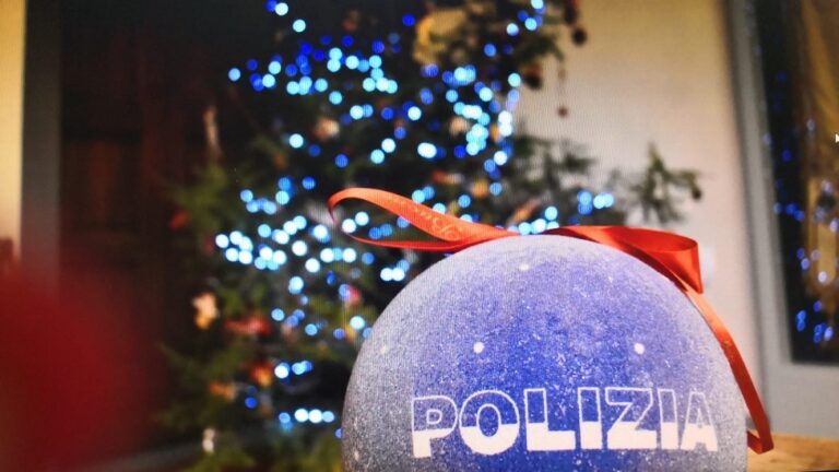La Questura di Avellino dona una palla di Natale della Polizia di Stato per il progetto “Il Pino Irpino”