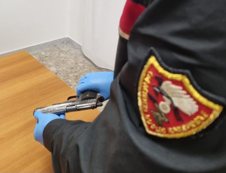 In giro con una pistola sotto il sedile: finisce ai domiciliari