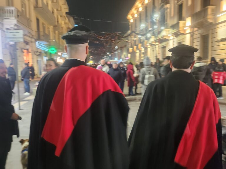 Natale, a vigilare sulla magia di luci e colori tornano le pattuglie a piedi dell’ Arma in grande uniforme