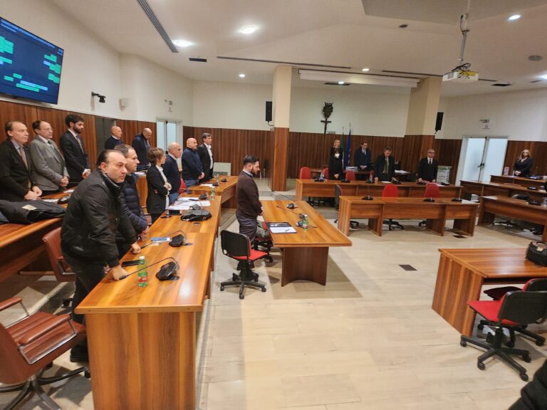 In una seduta “infuocata” solo il ricordo  di Franca Troisi mette tutti d’accordo