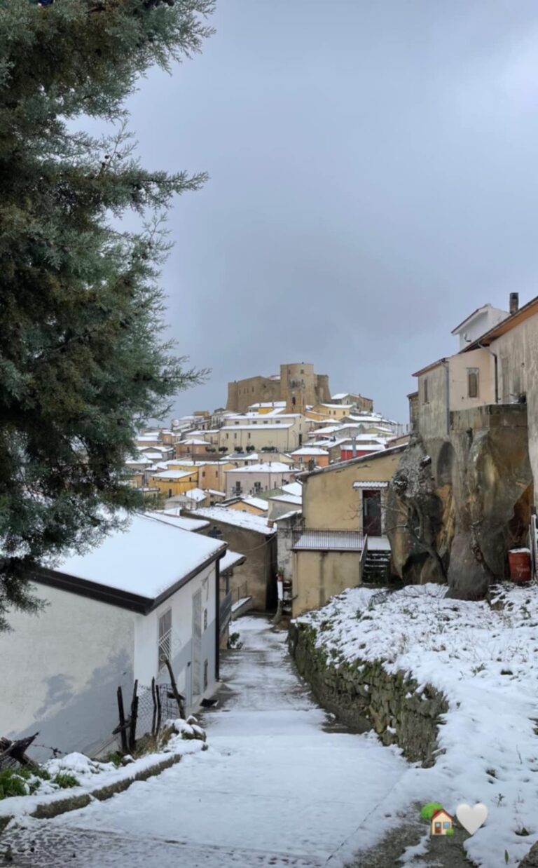 FOTO/ Nevicata in Alta Irpinia: il paesaggio montano si tinge di bianco