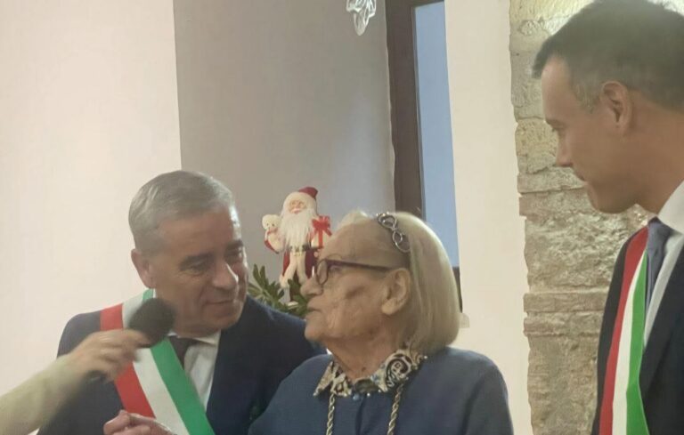 Due sindaci per brindare ai cento anni di Carmela
