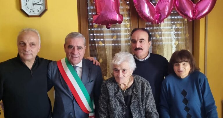 A Montefalcione nonna Antonietta spegne cento candeline
