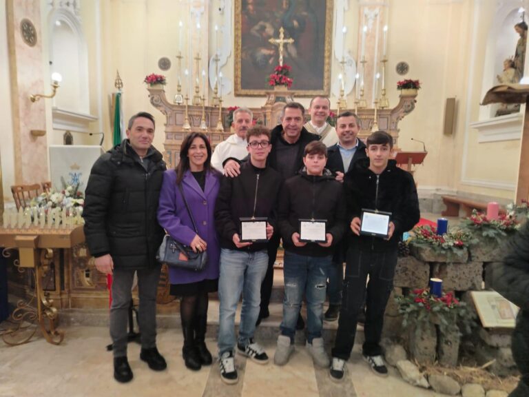Riconsegnarono portafogli trovato sul bus, premiati dal sindaco Galdo i tre studenti