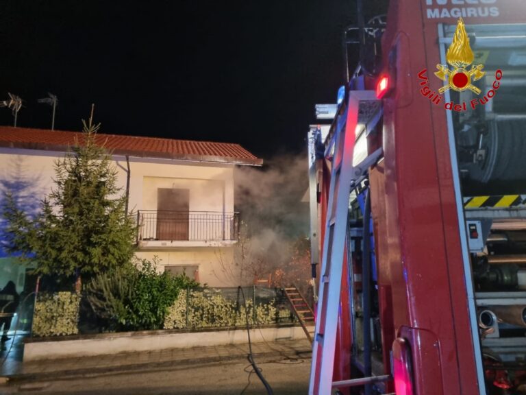 Fiamme in un appartamento, paura nella notte a Castel Baronia