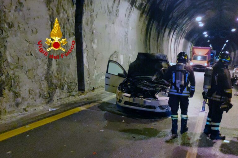 Tamponamento in galleria, auto in fiamme: paura ma nessun ferito