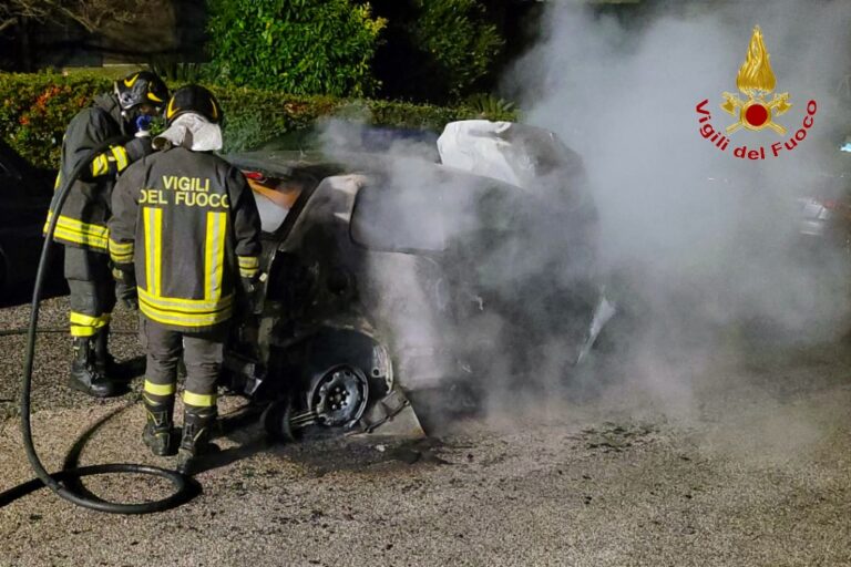 Auto in fiamme a Mercogliano, paura per due ragazzi: intervento dei caschi rossi