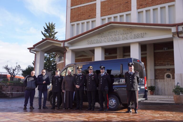 I Carabinieri donano generi alimentari alla Caritas, la vicinanza della “Benemerita”