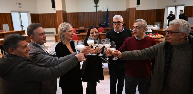 FOTO/ Brindisi a Palazzo di Città, Nargi: “Grazie ai dipendenti e buon Natale alla città”