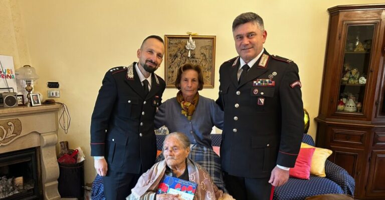 A Sturno i Carabinieri festeggiano i 114 anni di nonna Lucia Laura