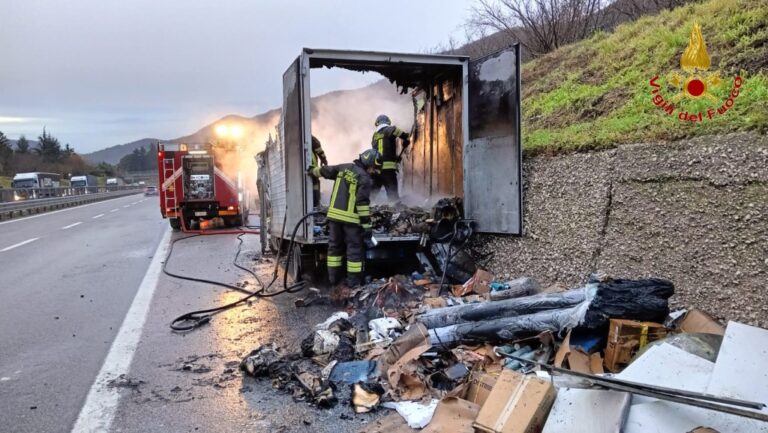 Alba di fuoco sull’A16: brucia autocarro diretto nel napoletano