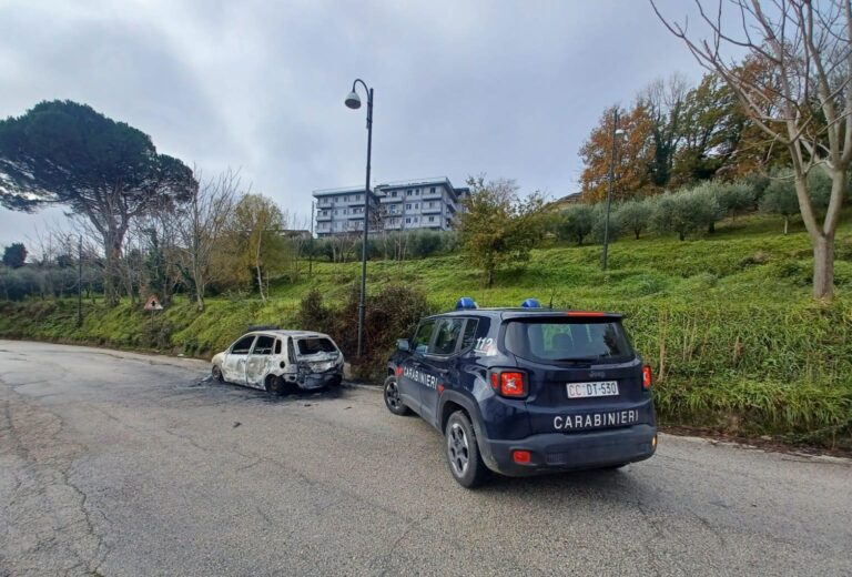 Incendio auto a Montefusco: fiamme distruggono una Ford Fiesta, salvo il conducente 73enne
