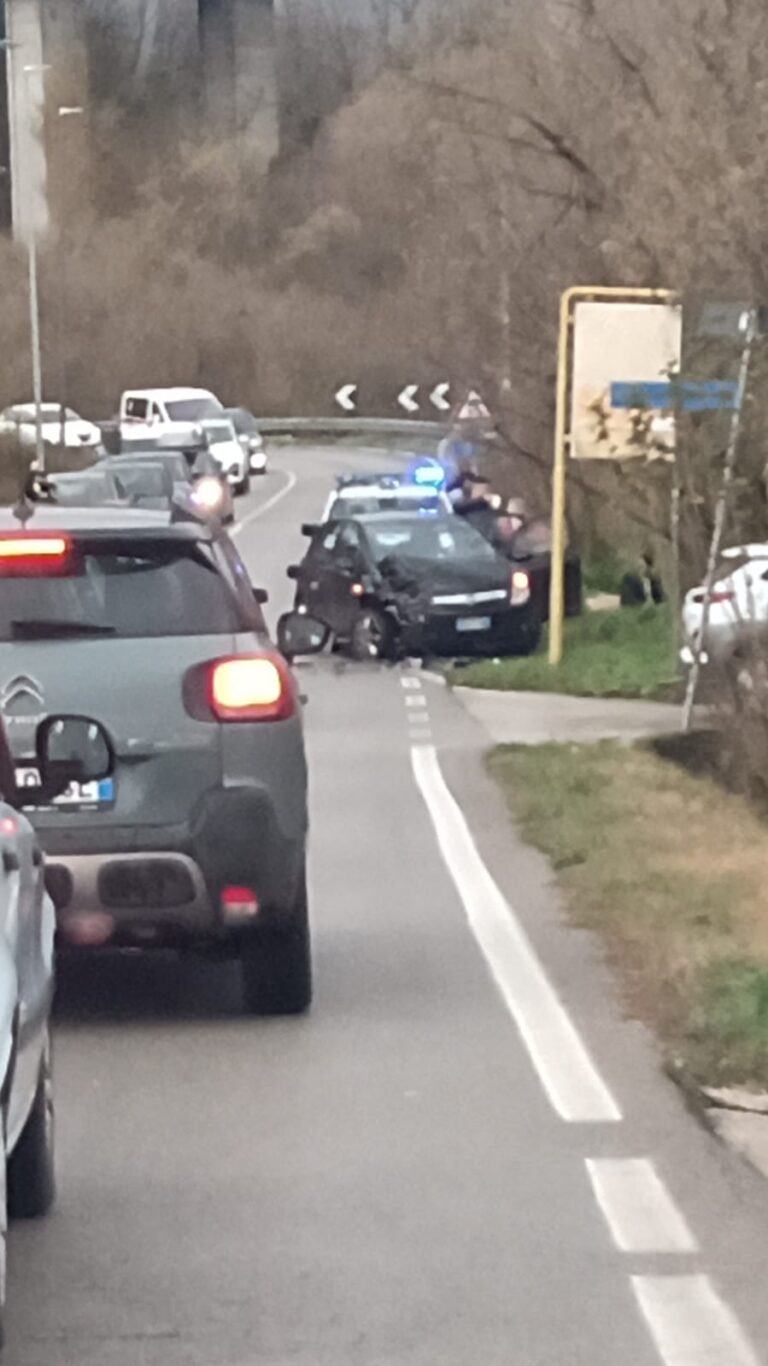 Incidente stradale a Picarelli: traffico bloccato