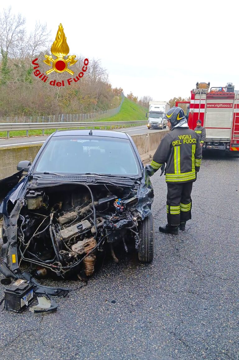 Perde il controllo e si schianta contro il guard-rail: incidente sull’A16