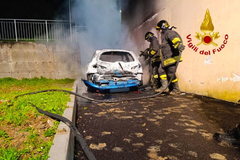 FOTO/ Incendio a Lioni: auto parcheggiata avvolta dalle fiamme