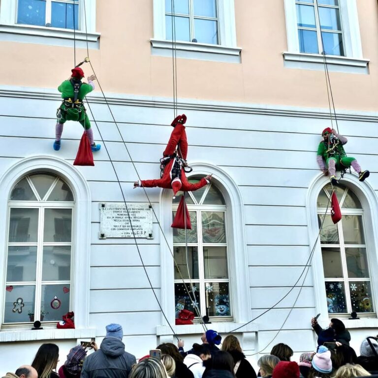 Un Babbo Natale acrobatico per la gioia dei più piccoli in Piazza Garibaldi