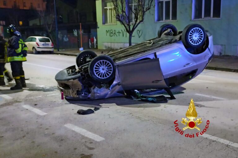 Auto si ribalta nella notte in centro città: ferito un 23enne