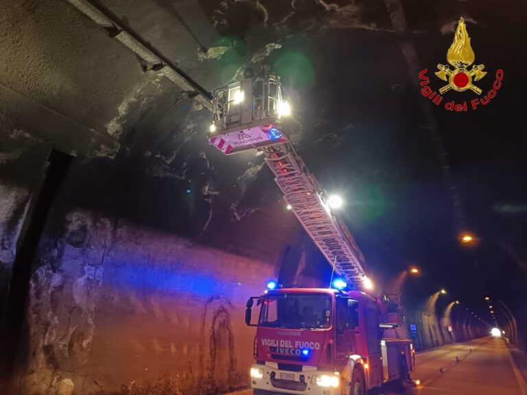 Intervento dei Vigili del Fuoco nella galleria del Monte Pergola: calcinacci caduti ma nessun ferito