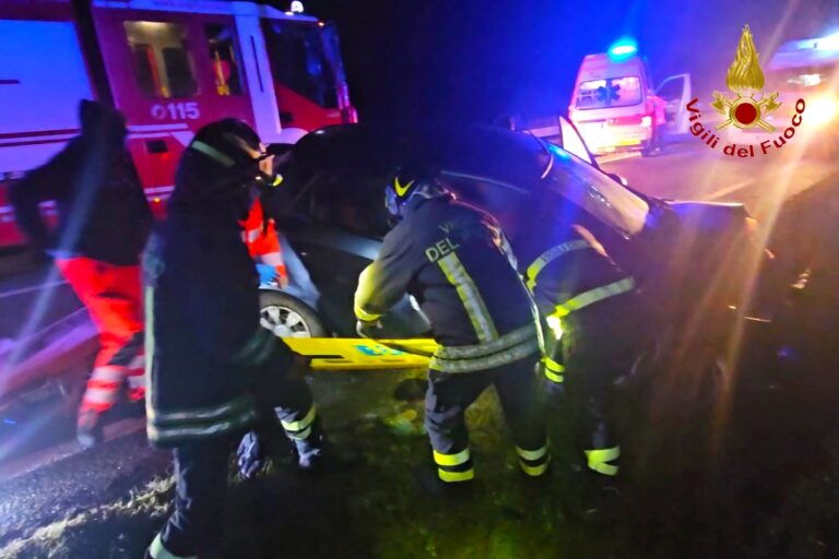 Auto finisce contro un muretto: cinque feriti, nonni e nipoti in ospedale