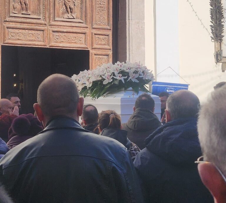 Fiori e palloncini bianchi per l’ultimo saluto di Moschiano ad Augusto
