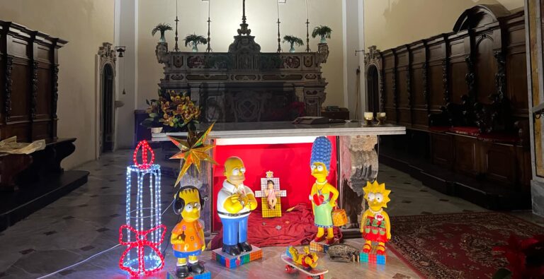 FOTO/ Dopo il Presepe con 2 Madonne: a Capocastello ecco i Simpson e Gesù/Hitler