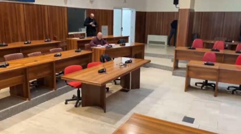 Fuga dall’aula, in consiglio comunale assente persino il presidente Maggio