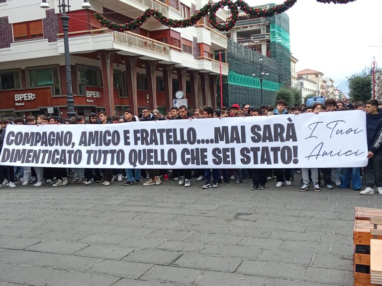 VIDEO/ Il corteo per Angelo, gli amici: abbiamo il cuore rotto, basta tragedie sulle strade