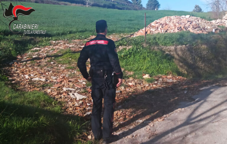 Deposito incontrollato di rifiuti: i Carabinieri denunciano un 60 enne