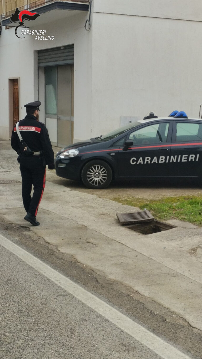 Cade in un tombino per recuperare le chiavi di casa: salvato da Carabinieri e cittadini