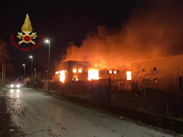 Incendio a Sperone: i Vigili del Fuoco di Avellino e Napoli impegnati nel domare il vasto rogo di un capannone industriale