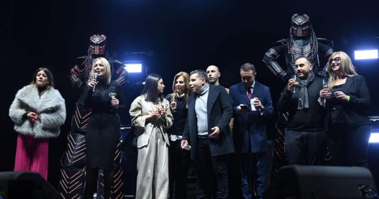 FOTO/ Nargi ritrova i festiani sul palco di Capodanno: “Ci vuole rispetto”