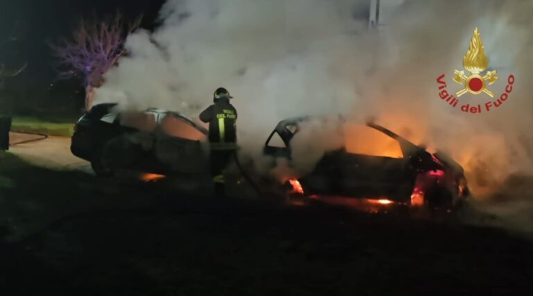 Incendio di due auto in sosta a Villamaina: intervento dei Vigili del Fuoco di Grottaminarda