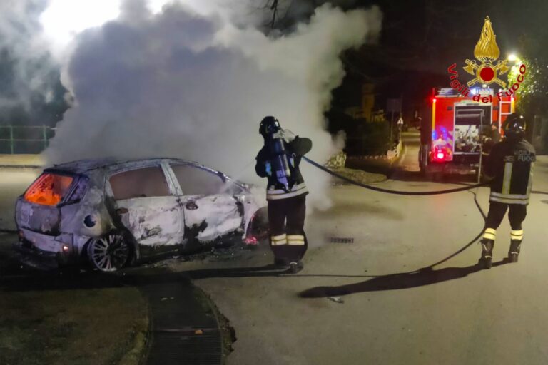FOTO/ Auto in fiamme a Taurano: le immagini dell’intervento dei Vigili del Fuoco
