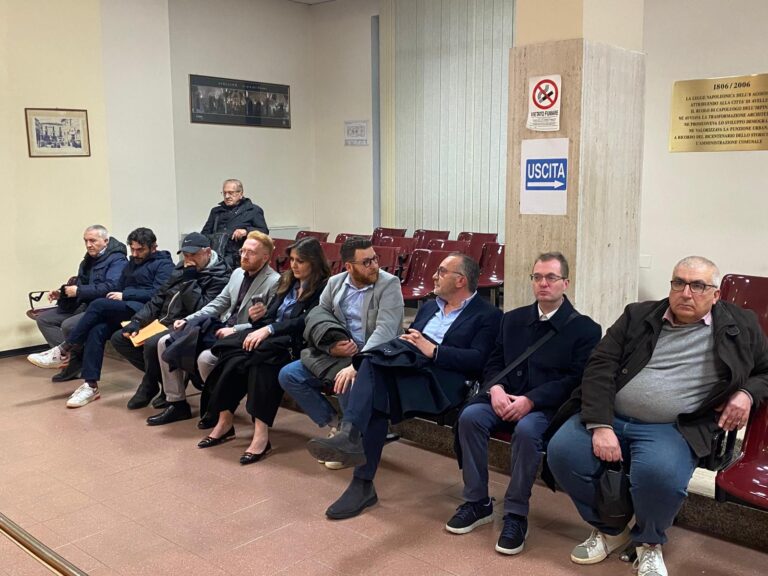 Ancora “panchina” per i neo consiglieri: salta il Consiglio Comunale