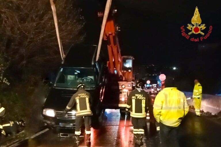 Fuoristrada finisce nella banchina sul Raccordo, recuperato con autogru dei Vigili del Fuoco