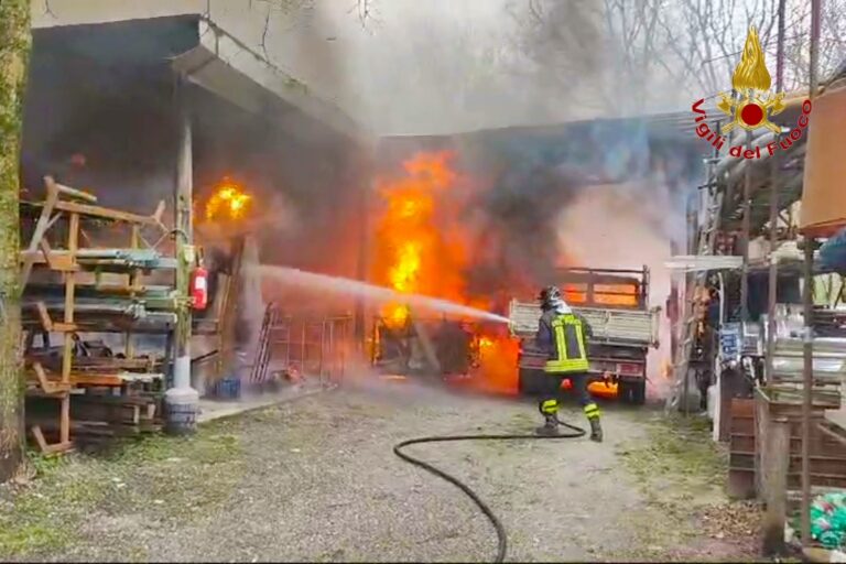 Fiamme nel capannone di un’azienda edile: indagano i Carabinieri