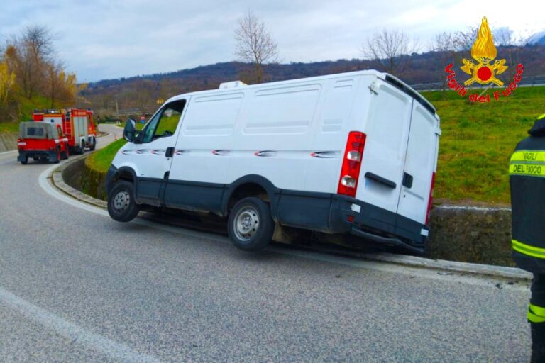 Ofantina, furgone finisce nella cunetta: recuperato con autogru dei Vigili del Fuoco