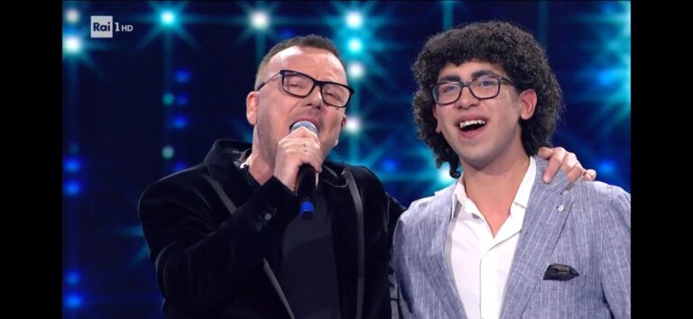 Mario, il barista cantante di Avellino, duetta con Gigi D’Alessio su Raiuno e supera il turno