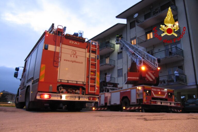 Non risponde a parenti e vicini, anziana trovata senza vita