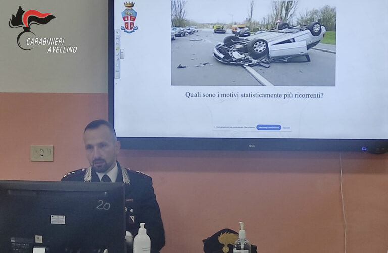 Carabinieri al Liceo “Aeclanum” per parlare di educazione stradale