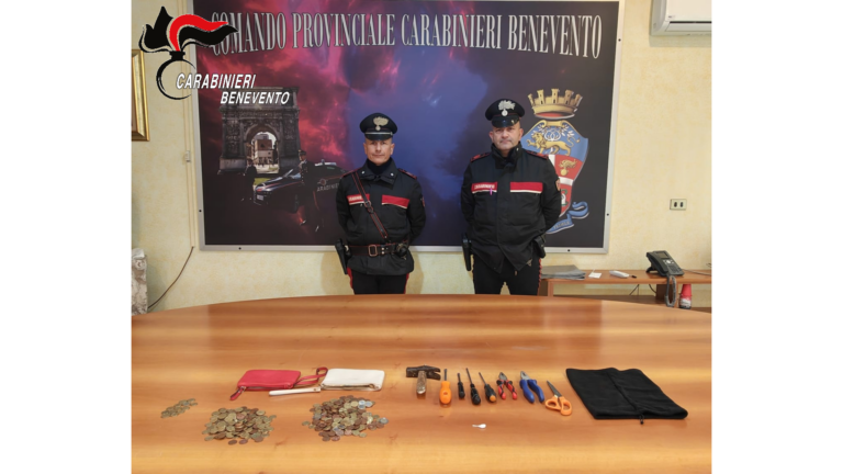 Arrestata coppia di ladri: nel mirino i distributori automatici di una scuola
